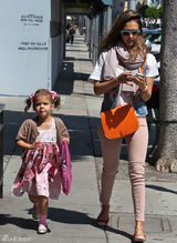 高清组图：辣妈杰西卡-阿尔芭带大女儿奥诺逛街