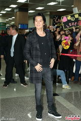 组图：福山雅治抵台机场玩快闪 粉丝热情接机