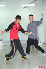 组图：浩角翔起搭配侯佩岑主持跨年秀舞技