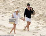 奥利维亚携未婚夫沙滩湿身肉搏 野性陶醉忘我