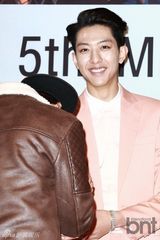 组图：韩团CNBLUE办专辑签名会 成员手持玫瑰