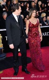 组图：克鲁兹妖冶红裙亮相 大秀傲人性感酥胸