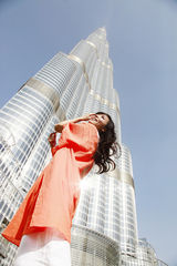 组图：张静初迪拜塔街拍  沐浴阳光展现慵懒女人味