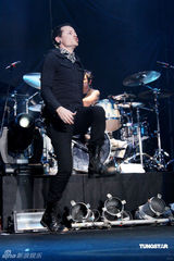 幻灯图：林肯公园主唱切斯特携新团台北激情开唱