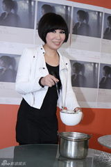 高清组图：黄小琥新专辑开盘红 元宵节复工拜晚年