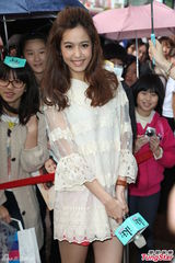 组图：陈庭妮小型庆生会 笑称要胡宇崴送礼物