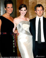 幻灯图集：安妮-海瑟薇巴黎走秀 银装素裹分外妖娆