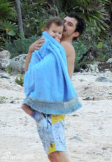 超模可儿携夫抱子海边拥吻 布鲁姆现吻痕(图)