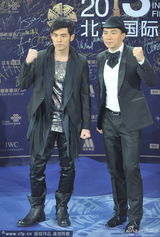 组图：周杰伦走蓝毯 络腮胡新造型显成熟魅力