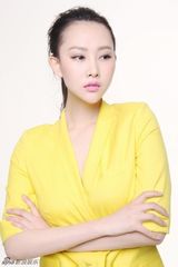 组图：李昕岳大展东方美  初春撞色秀雪肌