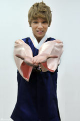 组图：韩团TeenTop迎新年韩服写真