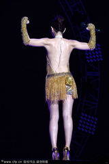 组图：SHE巡演人妻Ella尺度全开 深V裸背露美腿