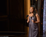 组图：凯莉-华盛顿挺大肚登台