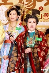 组图：佘诗曼等派送月饼 周润发赞陈豪演技了得