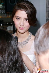 组图：吴千语穿婚纱亮相 妆容精致甜美妩媚