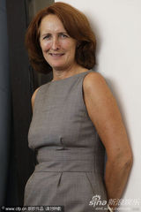 高清图：《我们相信》记者会 导演鲁奇-洛振臂欢呼