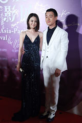 组图：佟大为亮相亚太影展颁奖礼 二度献吻关悦