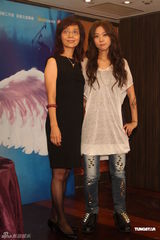 组图：陈绮贞演唱会加场顺利落幕 开香槟庆功