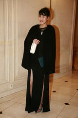 组图：IT GIRL陈燃复古亮相显端庄