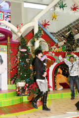 组图：张芸京香港办签唱会与歌迷亲密接触