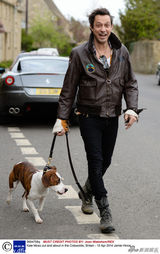 组图：超模凯特-莫斯夫妇出门遛狗潮范儿十足