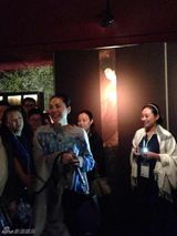 组图：王菲力挺前夫事业 休闲装亮相李亚鹏展览