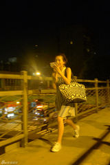 组图：董洁台北街头拍摄电影 素颜出境若邻家女孩