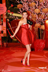 幻灯图集：熊黛林华美礼服亮相 表演优美花灯舞 