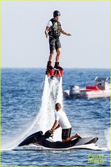 组图：莱昂纳多变身水上钢铁侠 飞离水面引围观
