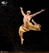 组图：云门舞集《流浪者之歌》黄金之舞感动全场