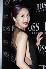 组图：杨千嬅大尺度性感秀美背 刘青云夫妇亮相