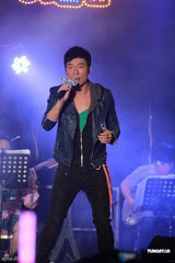 组图：许志安音乐会好友助阵 提前庆生温馨感人