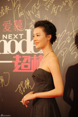 组图：王丽坤刘芸刘孜性感造型助阵活动