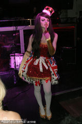 组图：凯特王妃表妹美国首跳脱衣舞 戴王冠性感火辣