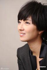 组图：桂纶镁拍写真黑衣黑裤出镜中性风显帅气