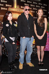 高清图：出席活动黄秋生黑超造型 谢婷婷香车美女