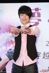 组图：李佳峰大展魔术秀 瞬间移动穿越冬山河