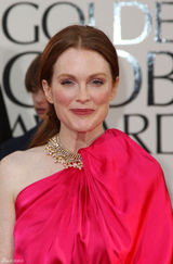 高清图：朱莉安-摩尔桃红色礼服不对称设计引人注目