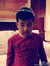 组图：石头馋巧克力 演技爆发卖萌扮中毒