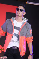 组图：吴建豪变身设计师 将为自己设计婚戒