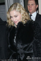 高清图：麦当娜现身柏林 小男友恩爱相伴