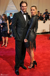 高清组图：纽约大都会庆典 吉赛尔-邦辰夫妇秀恩爱