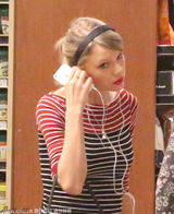 组图：斯威夫特购物耳机不离身 T恤热裤秀长腿