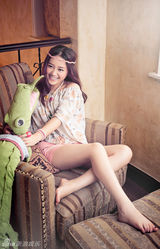 组图：快乐女声拍摄时尚大片演绎城堡精灵