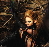 高清组图：麦莉-赛勒斯拍新歌MV 孔雀战衣华丽