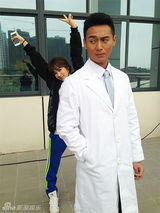 组图：刘冠翔新剧变白衣天使 与蔡妍成欢喜冤家