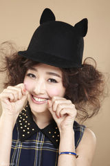 组图：蒋梦婕杂志写真微笑显快乐心情