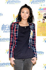 组图：钟嘉欣亮相抗毒行动 美少女厨神现身呼吁