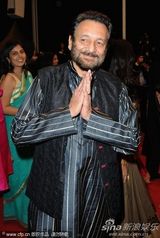 《宝莱坞》首映 女星高贵白裙不敌舞者性感蛮腰