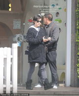 组图：孙俪挺大肚带儿子现身早教中心